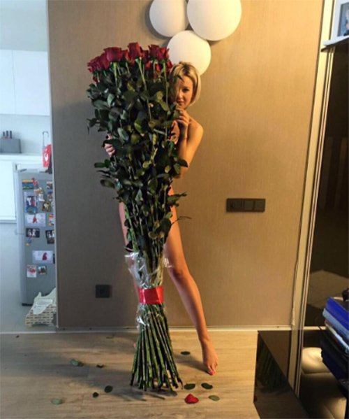 Ольга Бузова, кокетливо выглядывающая из-за букета роз, произвела неизгладимое впечатление на поклонников