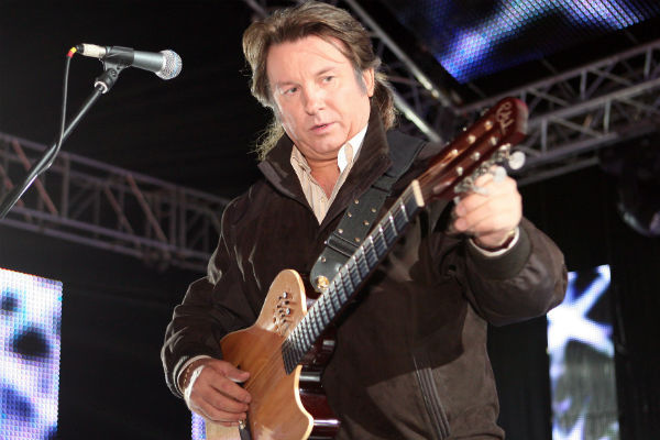 Юрий Лоза настраивает гитару перед концертом Юрий Лоза настраивает гитару перед концертом