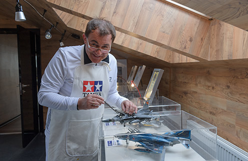 В 2009 году Дибров сделал первый самолет