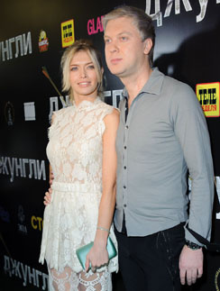 Вера Брежнева и Сергей Светлаков на премьере фильма «Джунгли» Вера Брежнева и Сергей Светлаков на премьере фильма «Джунгли»