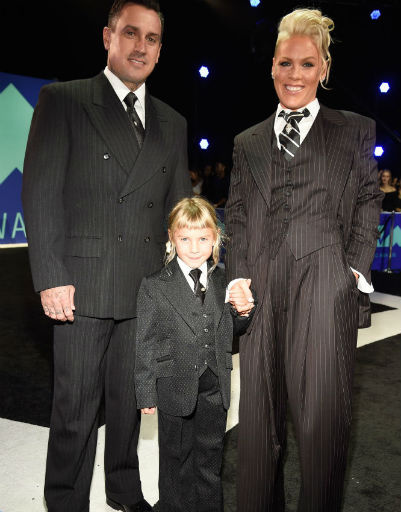 Пинк вместе с супругом и дочерью облачились в мужские костюмы