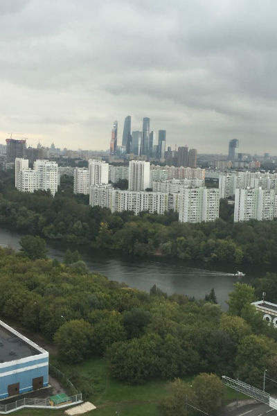 Из окна дома артистки открывается вид на парковую зону Из окна дома артистки открывается вид на парковую зону