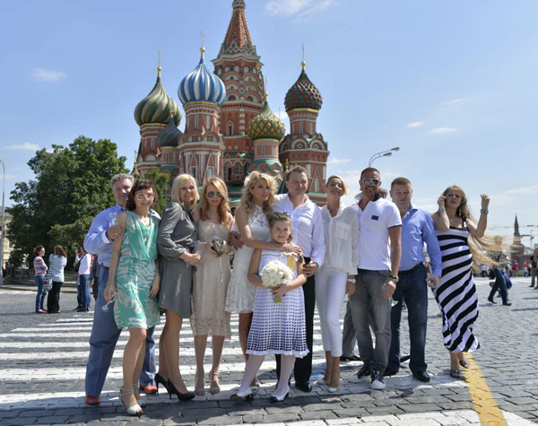 Вместе с гостями на фоне Собора Василия Блаженного Вместе с гостями на фоне Собора Василия Блаженного