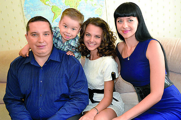 Родители не называют мальчика вундеркиндом, но всячески помогают ему развивать способности. На фото – с папой, сестрой и мамой Родители не называют мальчика вундеркиндом, но всячески помогают ему развивать способности. На фото – с папой, сестрой и мамой