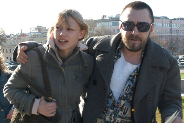 С Сергеем Шнуровым Оксана начала жить в 16 лет. Санкт-Петербург, 2004 год С Сергеем Шнуровым Оксана начала жить в 16 лет. Санкт-Петербург, 2004 год