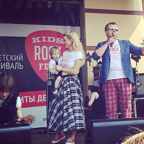 Маленький Даня ведет праздник на руках у мамы - Кати Гордон Маленький Даня ведет праздник на руках у мамы - Кати Гордон