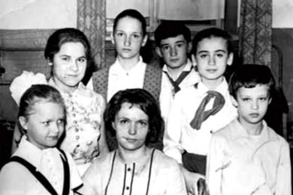 Маленький Саша ( крайний справа) пел в хоре Маленький Саша ( крайний справа) пел в хоре