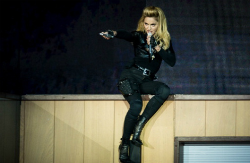 Мадонна на сцене своего шоу MDNA Мадонна на сцене своего шоу MDNA