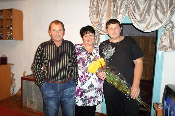 Благодаря певице Леша абсолютно здоров (на фото – с родителями. Ноябрь 2013 года) Благодаря певице Леша абсолютно здоров (на фото – с родителями. Ноябрь 2013 года)