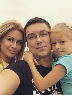 Андрей Чуев с дочкой и Марина Африкантова Андрей Чуев с дочкой и Марина Африкантова