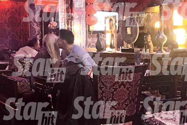 Тимур обнимал и целовал девушку у всех на виду Тимур обнимал и целовал девушку у всех на виду