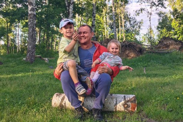 Степан обожает проводить время с детьми Степан обожает проводить время с детьми