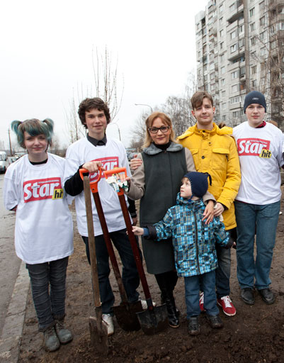 Татьяна Буланова поучаствовала в субботнике Татьяна Буланова поучаствовала в субботнике
