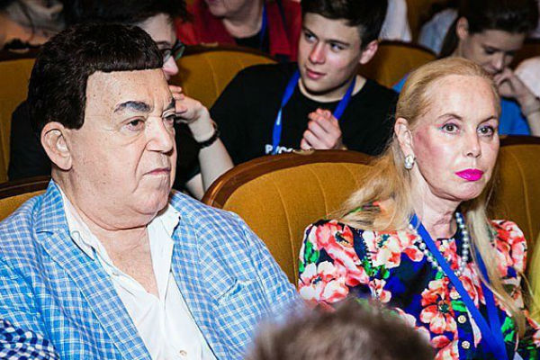 Супруга артиста во всем поддерживает его Супруга артиста во всем поддерживает его
