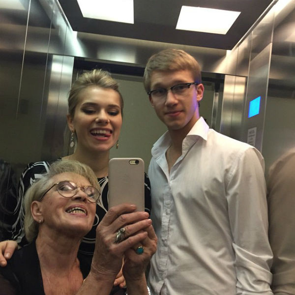 Семейное селфи в лифте Алиса Фрейндлих сделала собственноручно Семейное селфи в лифте Алиса Фрейндлих сделала собственноручно