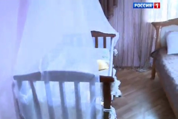 Люлька Платона расположена рядом с кроватью Жанны Люлька Платона расположена рядом с кроватью Жанны