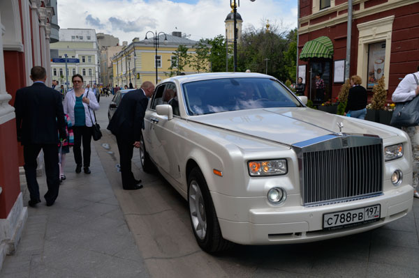 В церковь невеста прибыла на шикарном лимузине В церковь невеста прибыла на шикарном лимузине