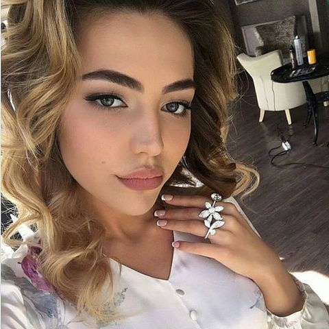 Невесту сына Гуцериева зовут Хадижа Ужахова, ей 20 лет Невесту сына Гуцериева зовут Хадижа Ужахова, ей 20 лет