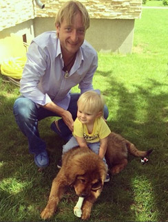 Евгений Плющенко на отдыхе с сыном Сашей Евгений Плющенко на отдыхе с сыном Сашей