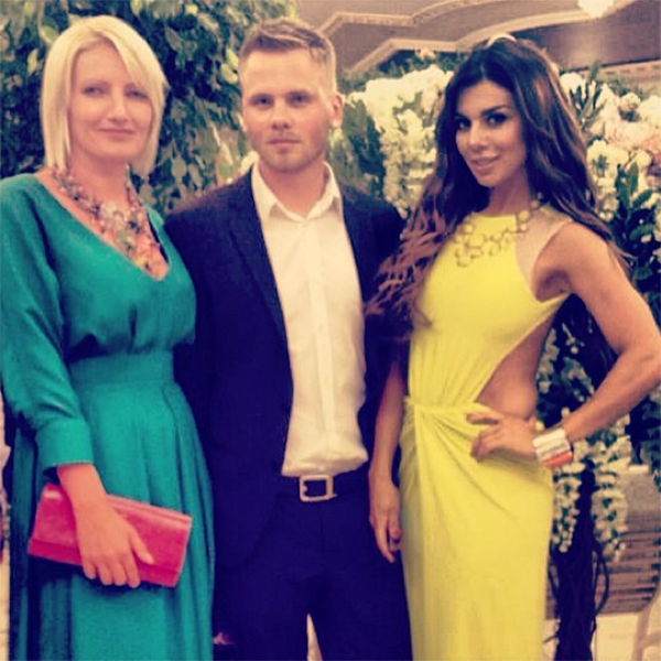 Анна Седокова выбрала для мероприятие яркое сексуальное платье