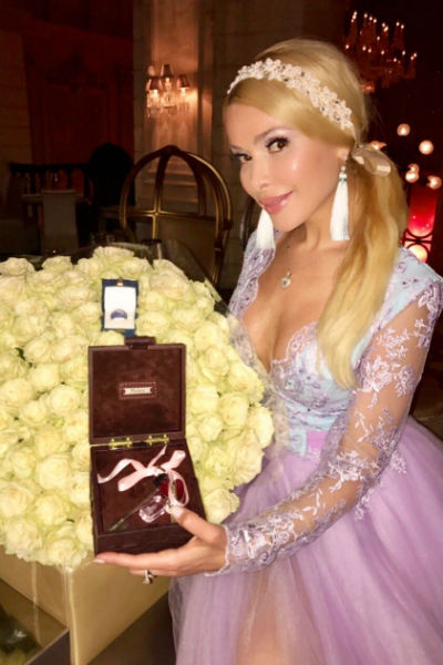 Певица недавно отпраздновала день рождения Певица недавно отпраздновала день рождения