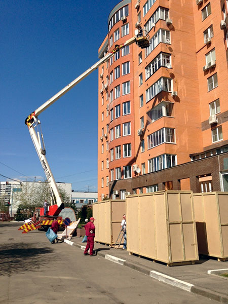 Мебель в квартиру загружают при помощи крана. 8 мая 2013 года Мебель в квартиру загружают при помощи крана. 8 мая 2013 года