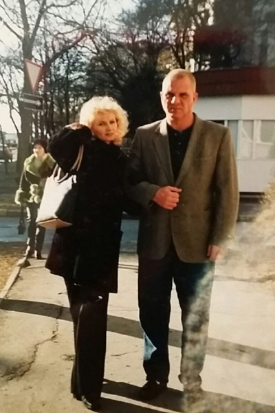 Несколько раз Роджер приезжал к Тане в Крым. Потом сделал предложение и увез в США вместе с детьми Несколько раз Роджер приезжал к Тане в Крым. Потом сделал предложение и увез в США вместе с детьми