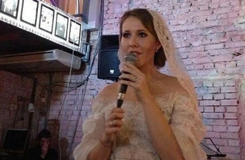 На свадьбе невеста не только принимала поздравления, но и исполнила песню На свадьбе невеста не только принимала поздравления, но и исполнила песню