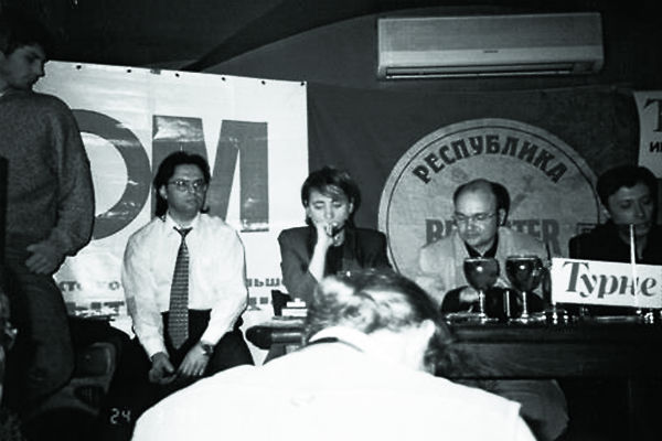 Слева направо: диджей Федор Фомин, журналист Александр Кушнир, Земфира, Леонид Бурлаков ирадиоведущий Андрей Бухарин на презентации дебютного альбома певицы 24 марта 1999 года