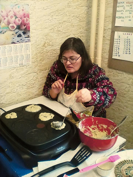 Таня обожает читать, а вот готовить не умела, но Юля ее научила Таня обожает читать, а вот готовить не умела, но Юля ее научила