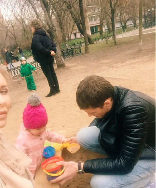 Александр Задойнов с удовольствием играет с дочкой Александр Задойнов с удовольствием играет с дочкой