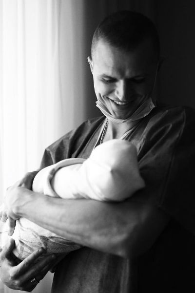 Дмитрий Тарасов показал первое фото с новорожденной дочерью Дмитрий Тарасов показал первое фото с новорожденной дочерью