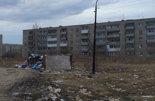 На город с населением 18 тысяч всего десятка три контейнерных площадок. Стоит опустошить баки, как они наполняются вновь, а ветер разносит мусор по окрестностям. На фото – Нижняя Салда в конце апреля 2014 года На город с населением 18 тысяч всего десятка три контейнерных площадок. Стоит опустошить баки, как они наполняются вновь, а ветер разносит мусор по окрестностям. На фото – Нижняя Салда в конце апреля 2014 года