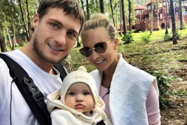Элина надеется, что Александр найдет в себе силы откровенно с ней поговорить Элина надеется, что Александр найдет в себе силы откровенно с ней поговорить