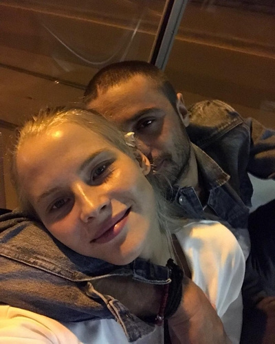 Молодые люди говорили, что подумывают о свадьбе Молодые люди говорили, что подумывают о свадьбе