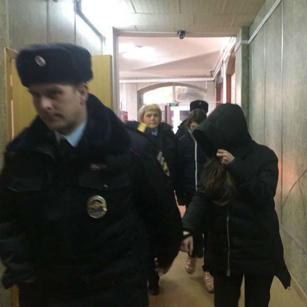 Две девушки собирались продать студентку за границу Две девушки собирались продать студентку за границу