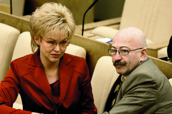 Артист состоял в партии «Единая Россия» с 2003 по 2005 год. На фото – с депутатом Татьяной Яковлевой на пленарном заседании в Госдуме, 16 апреля 2004 года Артист состоял в партии «Единая Россия» с 2003 по 2005 год. На фото – с депутатом Татьяной Яковлевой на пленарном заседании в Госдуме, 16 апреля 2004 года