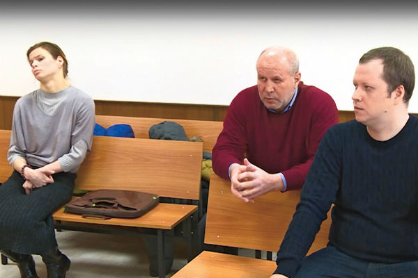 В последнее время Абро встречается с отцом и братом только в суде В последнее время Абро встречается с отцом и братом только в суде
