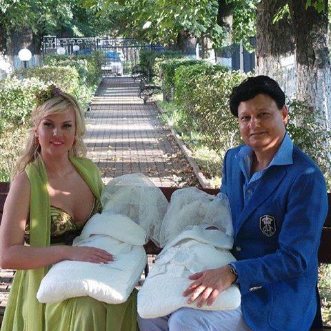 Камалия с мужем и дочерьми Камалия с мужем и дочерьми