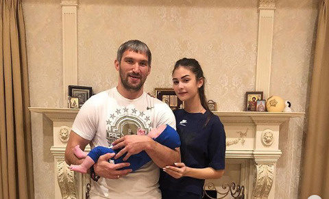 Анастасия и Александр пока не показали лица сына Анастасия и Александр пока не показали лица сына