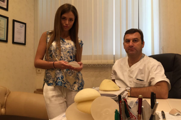 Операцию по увеличению груди провел знаменитый пластический хирург Тигран Алексанян Операцию по увеличению груди провел знаменитый пластический хирург Тигран Алексанян