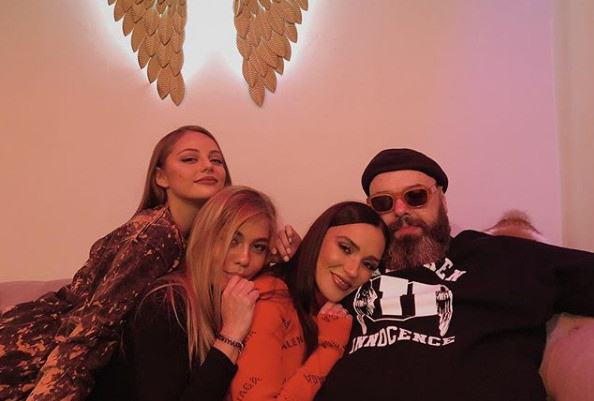 Солистки группы SEREBRO с продюсером Максимом Фадеевым Солистки группы SEREBRO с продюсером Максимом Фадеевым