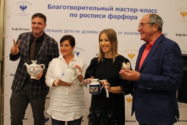 Максим Виторган, Ирина Млодик, Ксения Собчак и Эммануил Виторган на мастер-классе по росписи фарфора Максим Виторган, Ирина Млодик, Ксения Собчак и Эммануил Виторган на мастер-классе по росписи фарфора
