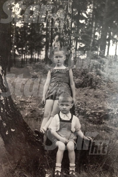 Пугачева с трехлетним братом Женей, 1953 год Пугачева с трехлетним братом Женей, 1953 год