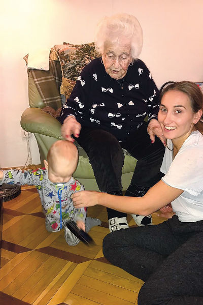 Мальчик любит бывать в гостях у 94-летней прабабушки Анны Юльевны Мальчик любит бывать в гостях у 94-летней прабабушки Анны Юльевны