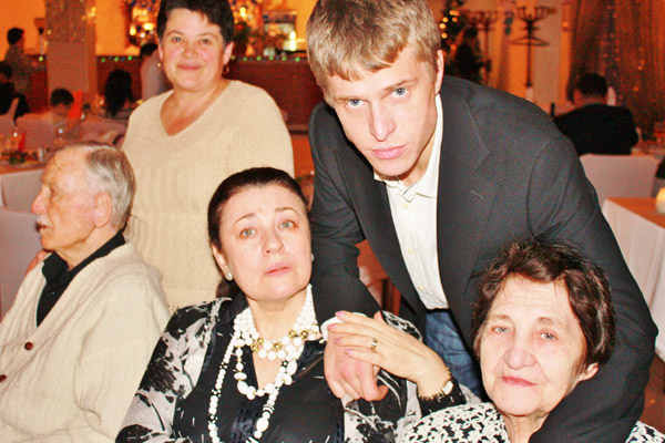 Это одно из последних фото Толкуновой с мамой и сыном. Встреча Нового, 2010 года