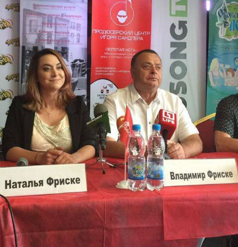 Наталья и Владимир Фриске на пресс-конференции, посвященной проекту «Жанна Фриске – Я рядом!» Наталья и Владимир Фриске на пресс-конференции, посвященной проекту «Жанна Фриске – Я рядом!»