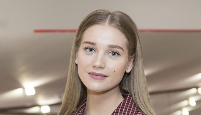 Кристина Асмус отказалась от суда из-за надгробной плиты с ее портретом