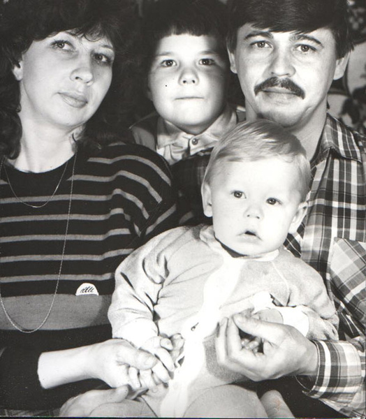 Маленький Дима с родителями и братом