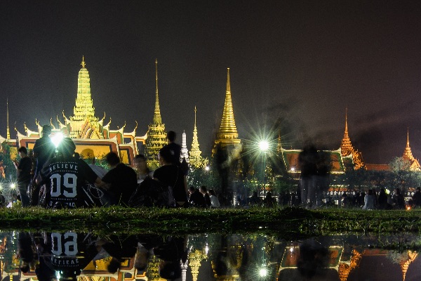 Тайцы пришли почтить память монарха к королевскому дворцу